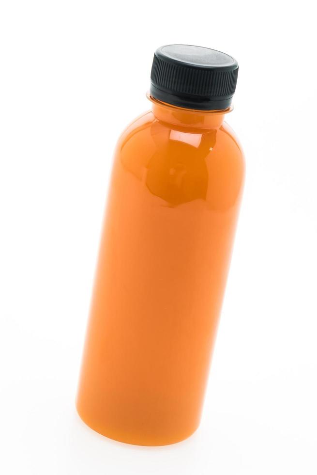 Botella de jugo de zanahoria aislado sobre fondo blanco. foto