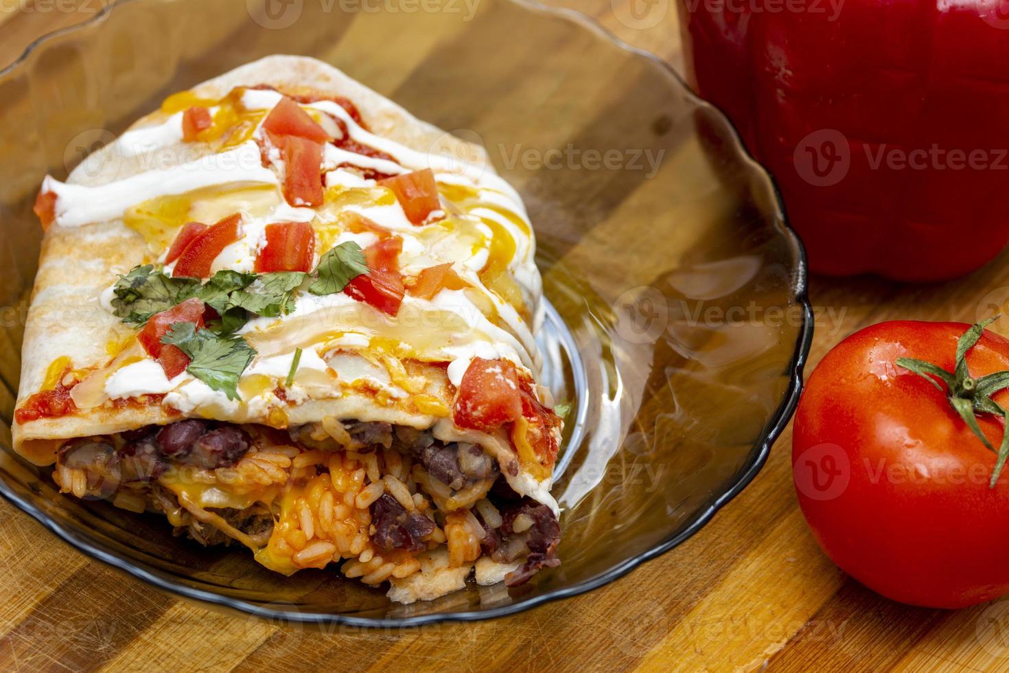 Primer plano de un jugoso burrito de una comida mexicana foto