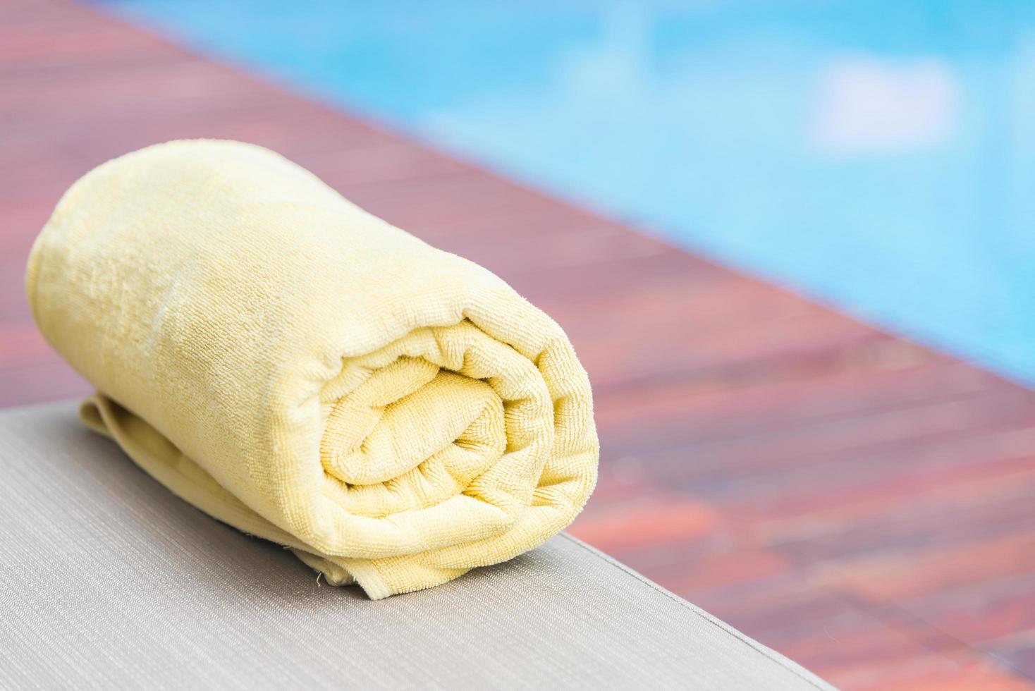 toalla de piscina en silla de piscina foto