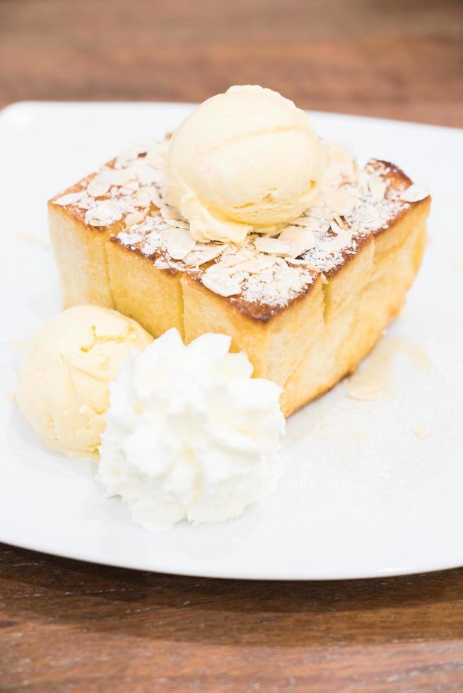 tostada de miel con helado y sirope de miel foto