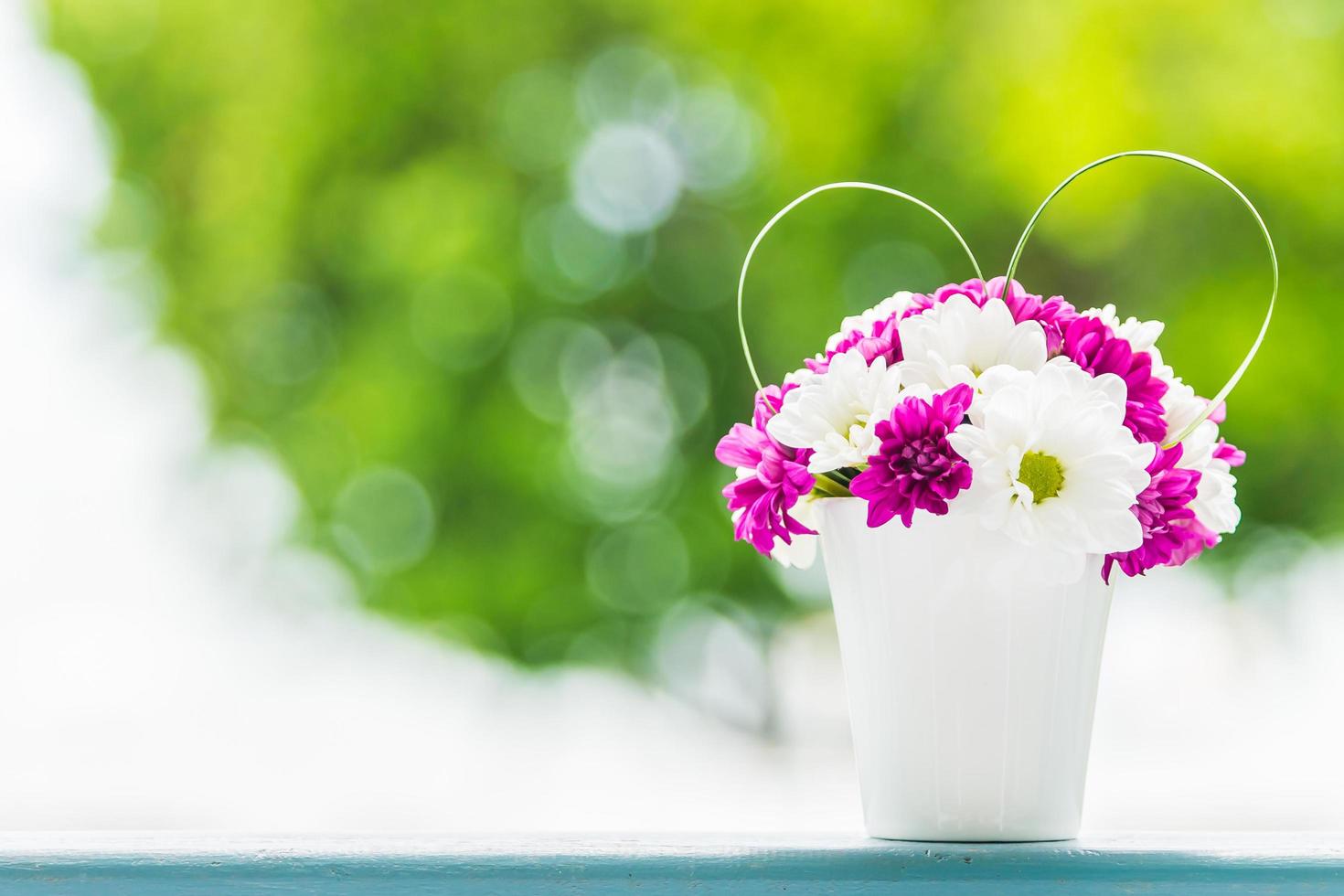 Boquet de flor en jarrón con fondo de vista exterior foto