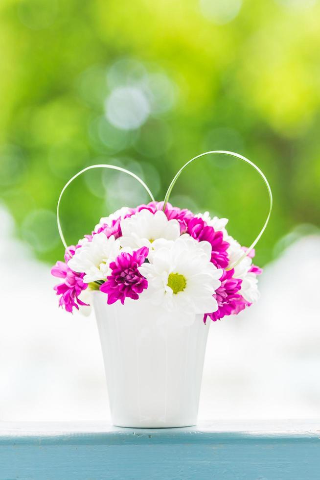 Boquet de flor en jarrón con fondo de vista exterior foto