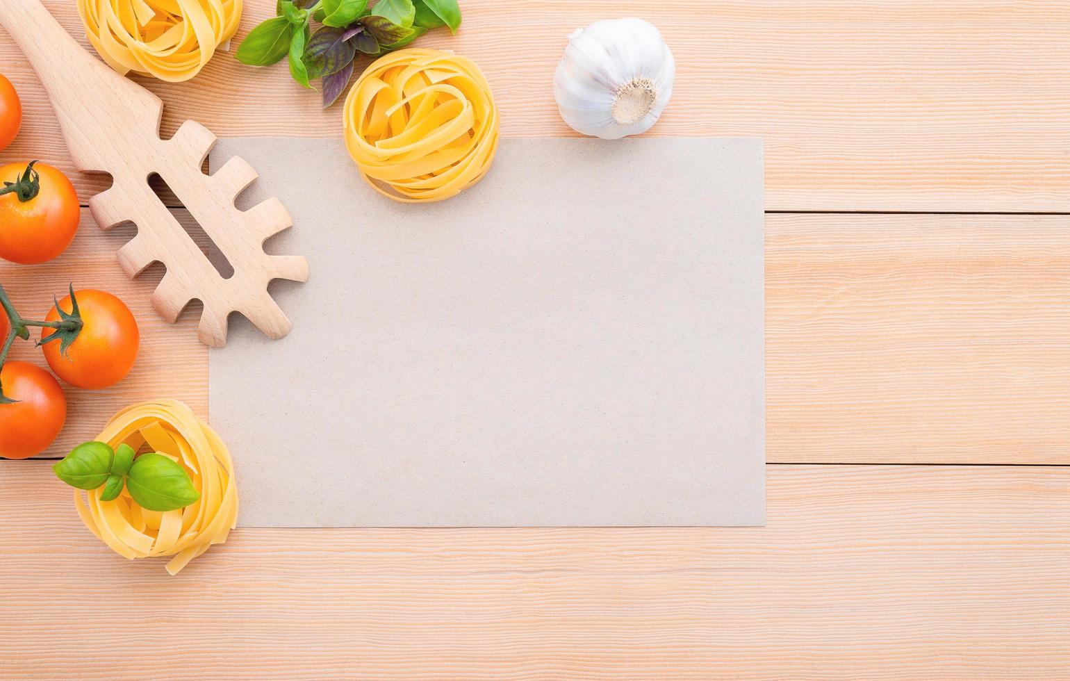 Fondo de comida para sabrosos platos italianos con papel marrón en blanco y cucharón de pasta vintage foto