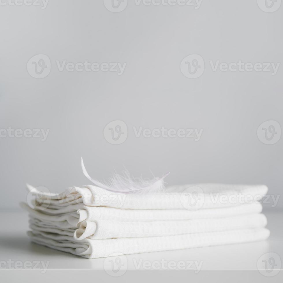 Vista frontal de toallas blancas apiladas foto