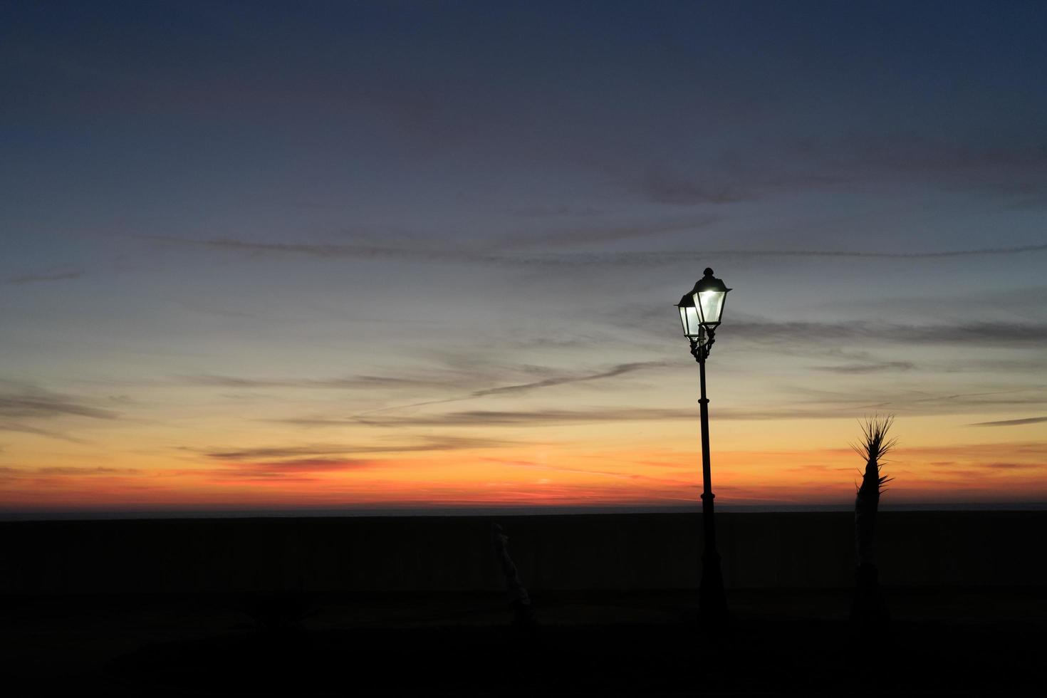 Farolas encendidas con un colorido cielo al atardecer en Sochi, Rusia foto