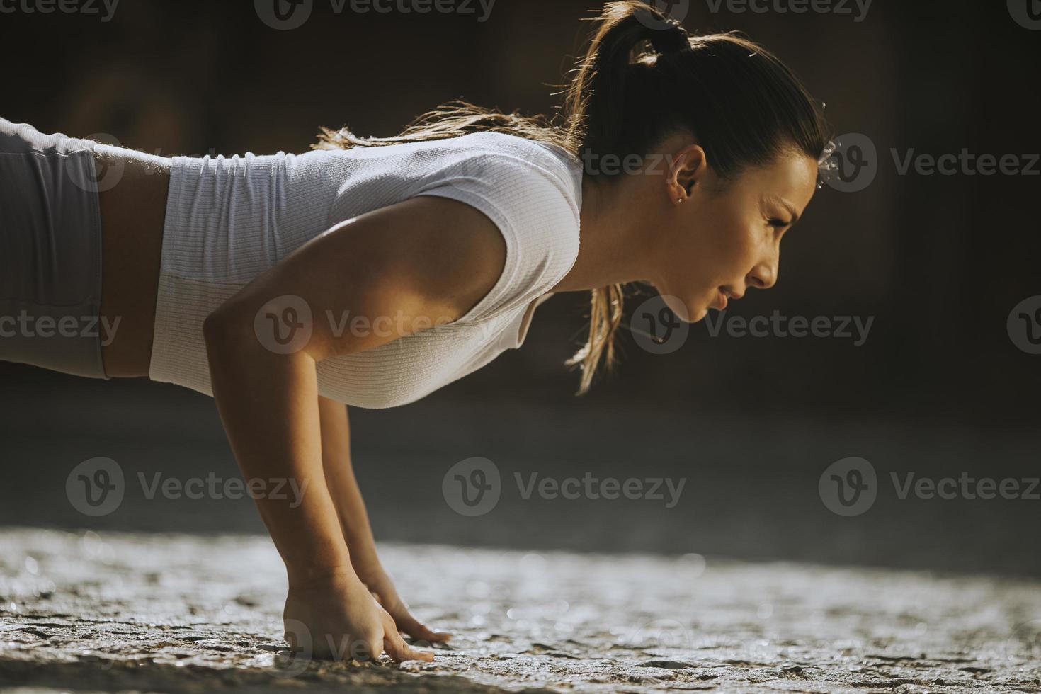 mujer joven, hacer, puhsups, en la calle foto