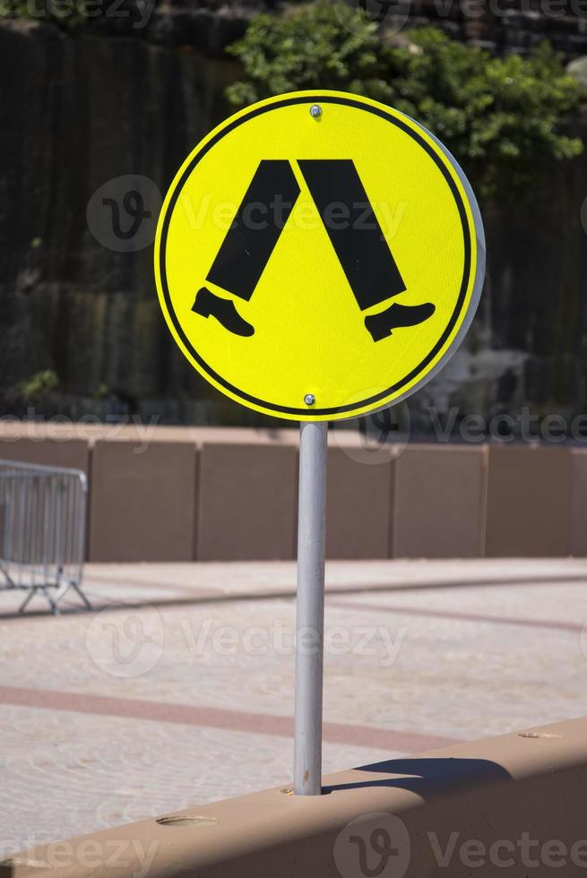 La gente camina signo al lado de la carretera en Sydney foto