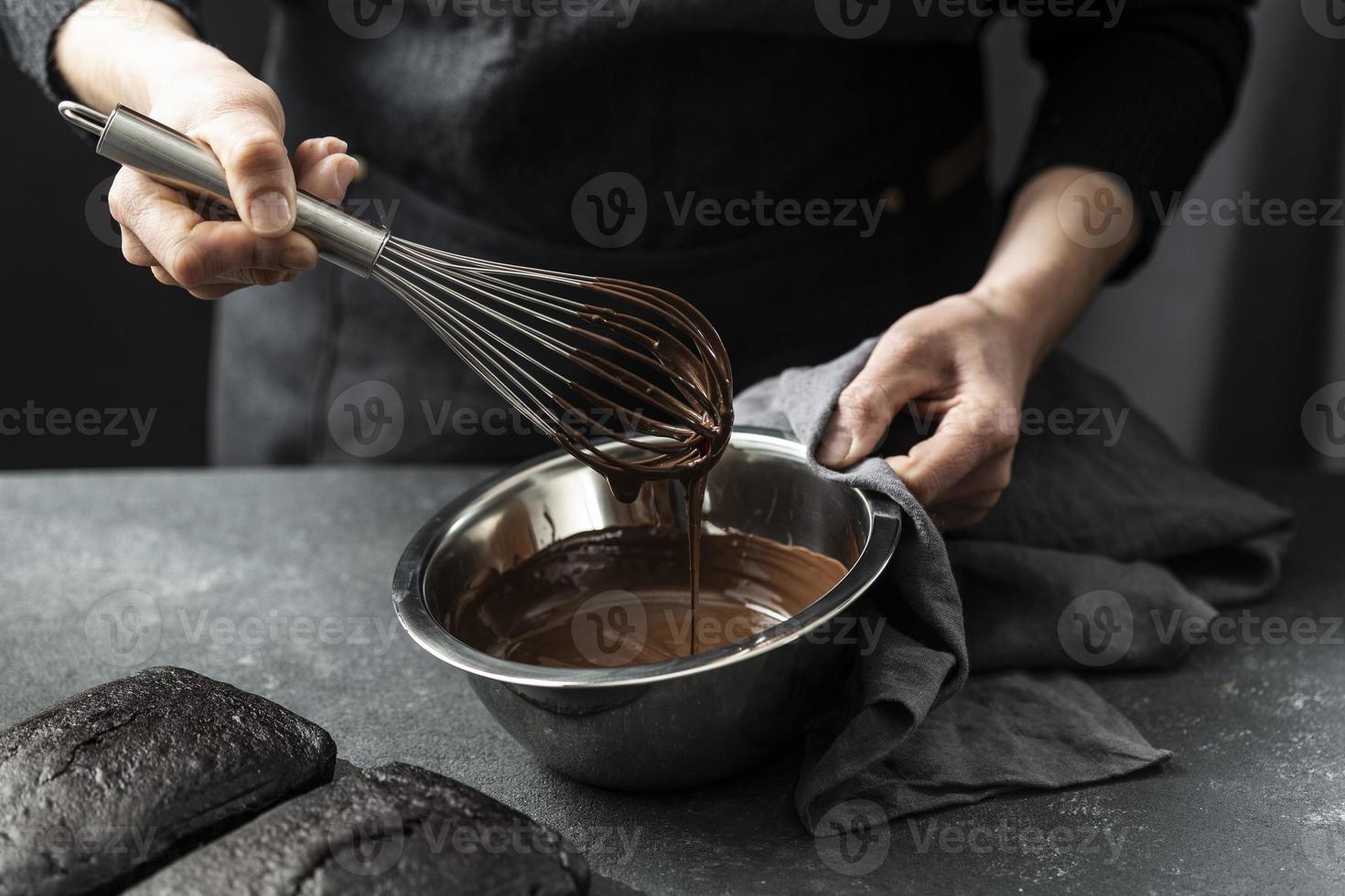 Chef de repostería de alto ángulo preparando pastel de chocolate foto