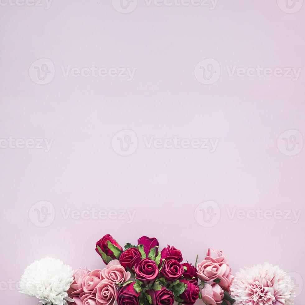 composición de varias flores sobre fondo rosa foto