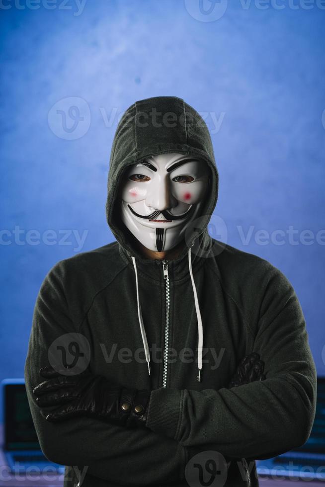 hacker con máscara anónima foto