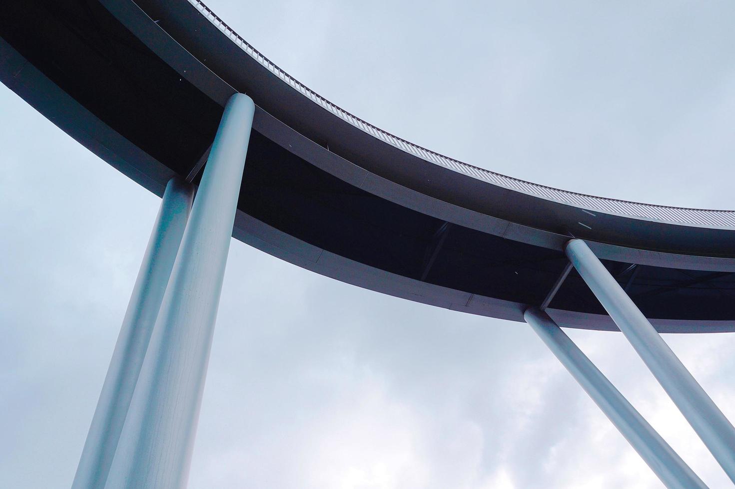 Arquitectura del puente en la ciudad de Bilbao, España foto