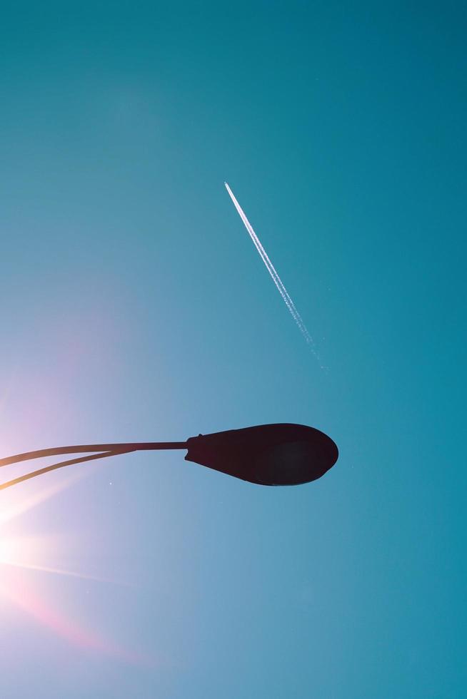 Avión volando en el cielo en la ciudad de Bilbao, España foto