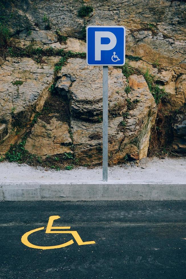 señal de tráfico en silla de ruedas en la carretera foto