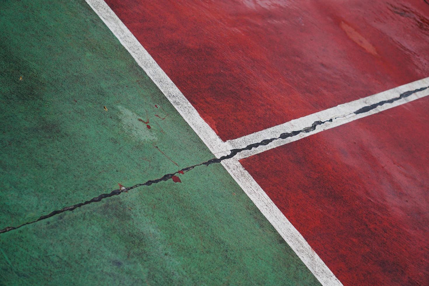 vieja cancha de tenis abandonada foto