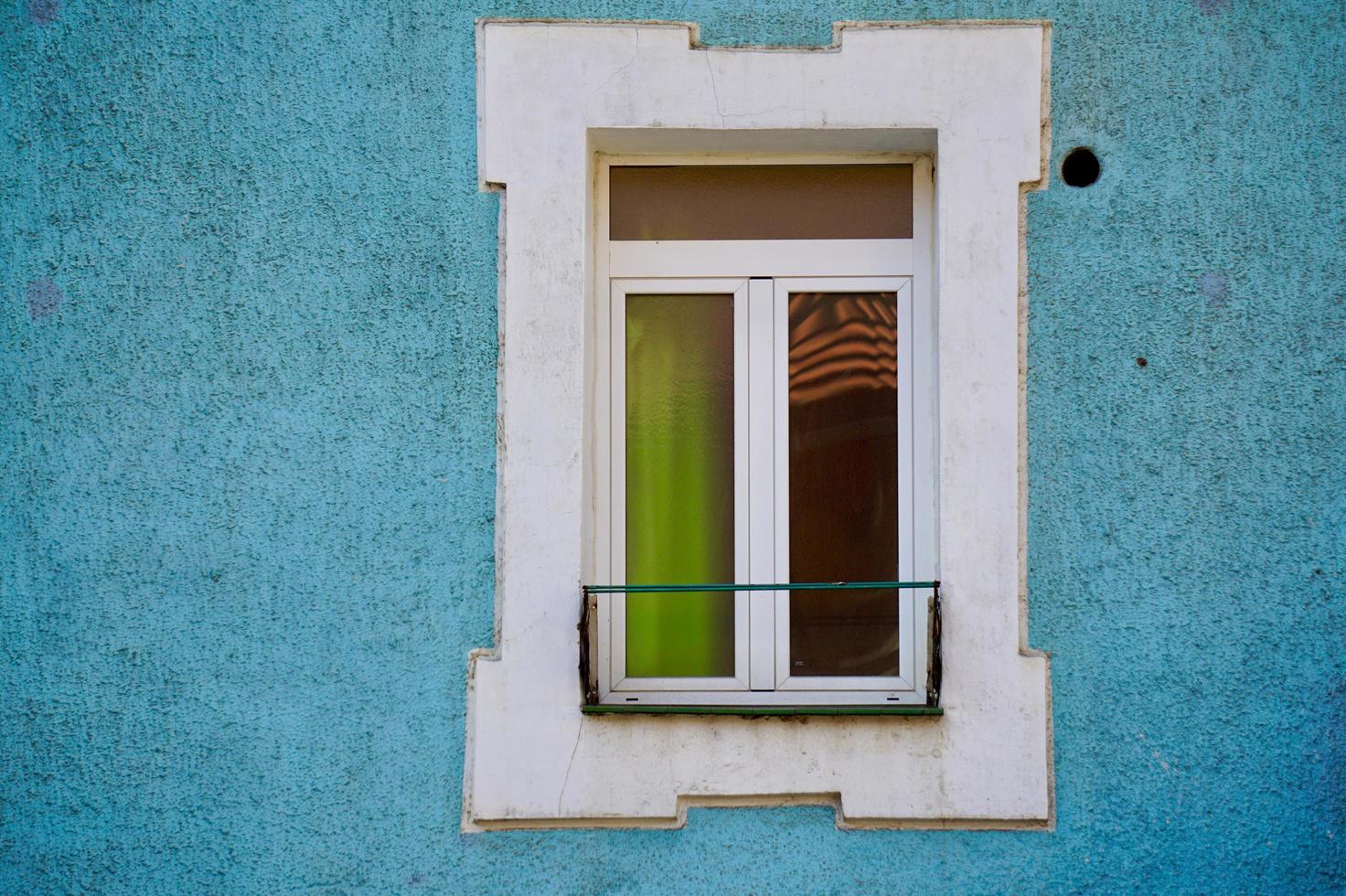 Ventana en la fachada azul de la casa, arquitectura en la ciudad de Bilbao, España foto