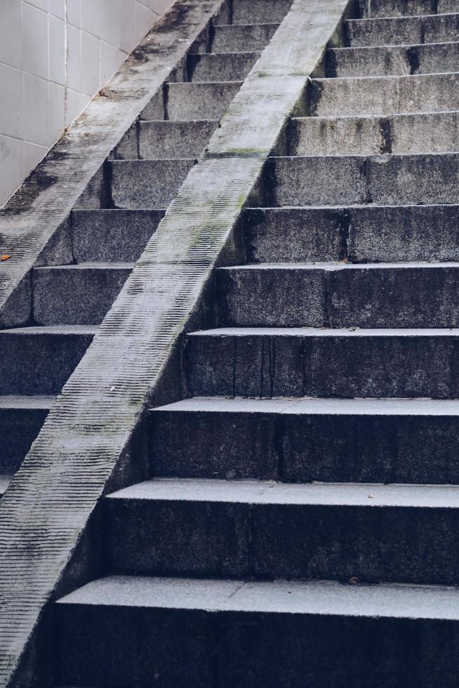 Arquitectura de escaleras en la calle en la ciudad de Bilbao, España foto