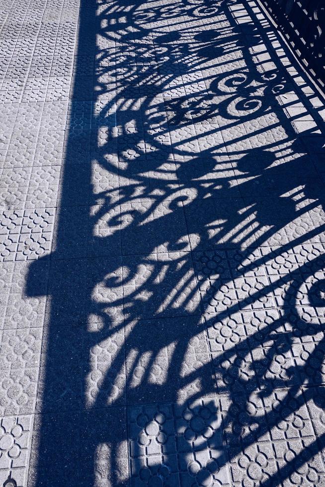silueta de sombras de valla metálica en el suelo foto