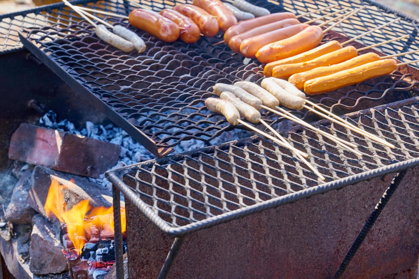 salchichas a la parrilla al aire libre en parrilla vintage. foto