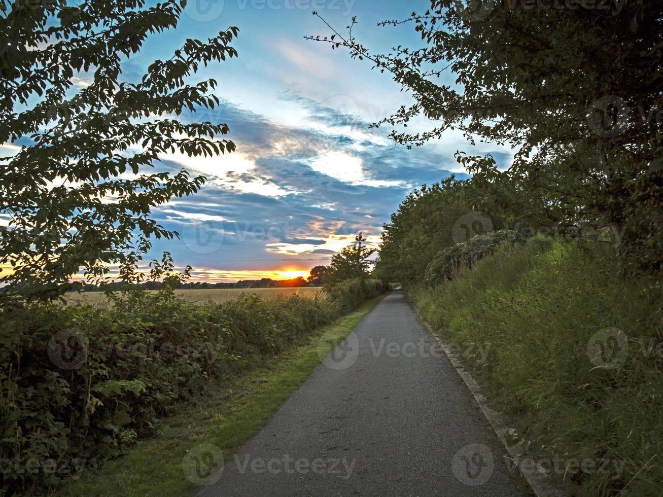 sendero para caminar al atardecer foto