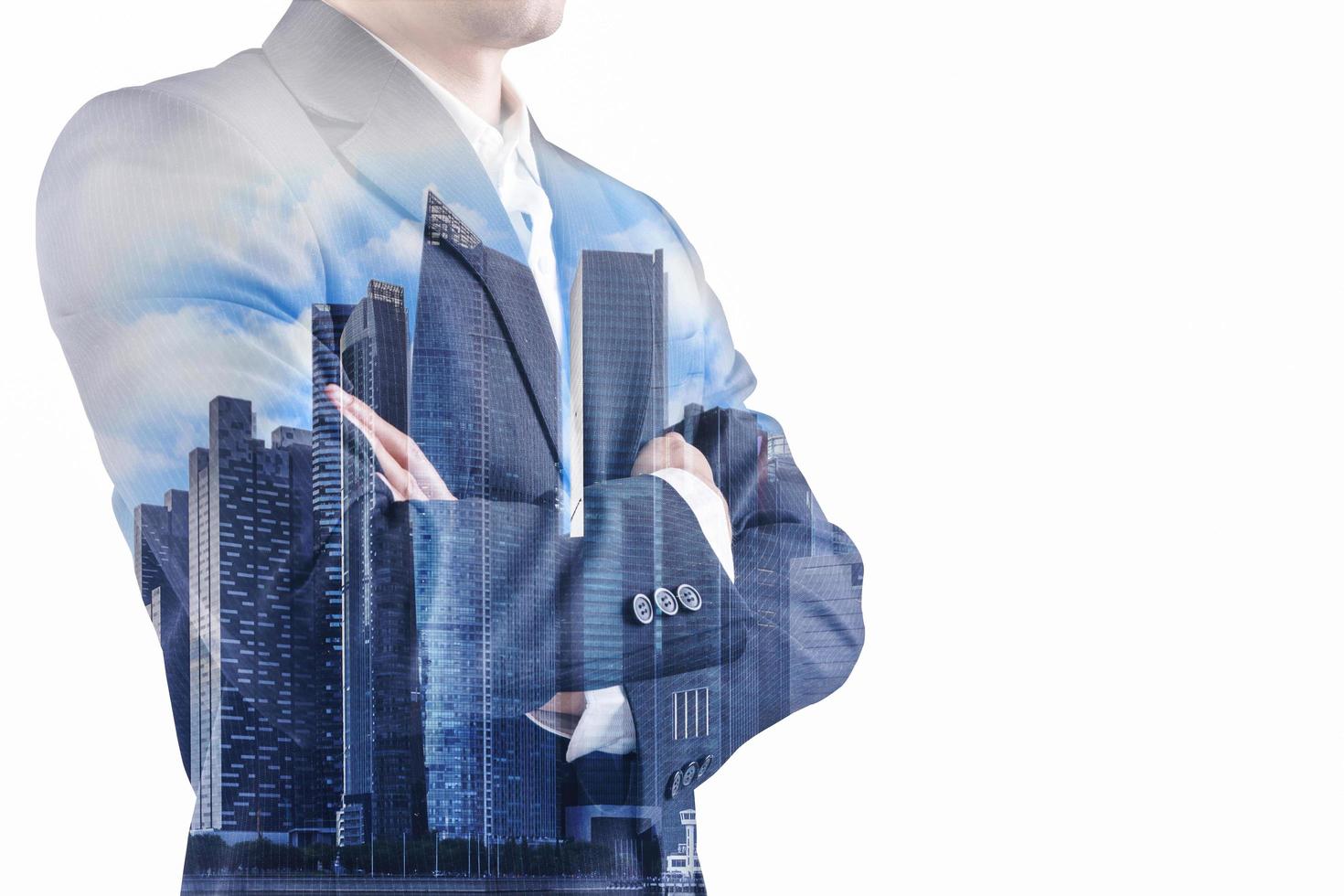 Doble exposición de un hombre de negocios vestido con un traje y un edificio de la ciudad moderna del distrito financiero y el comercio de negocios asiáticos en Bangkok, Tailandia foto