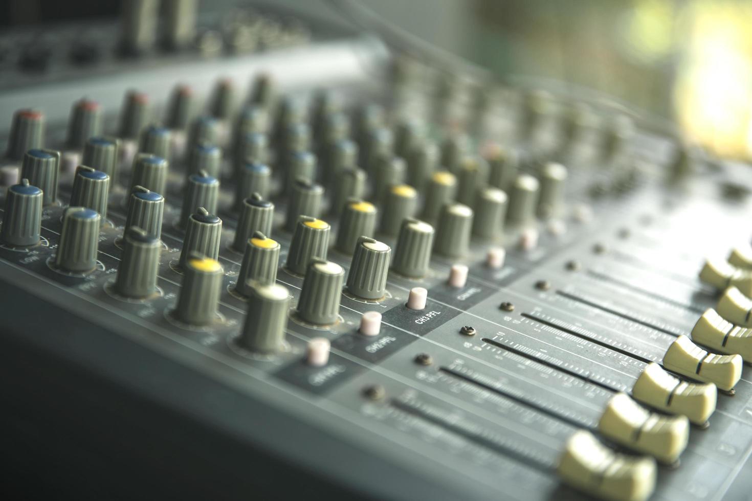 estudio de grabación de sonido o panel de control del mezclador de música de sonido foto