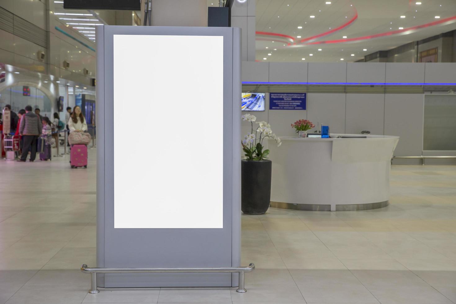 Cartelera en blanco de medios digitales en el aeropuerto y desenfoque de fondo, letrero para diseño de publicidad de producto foto