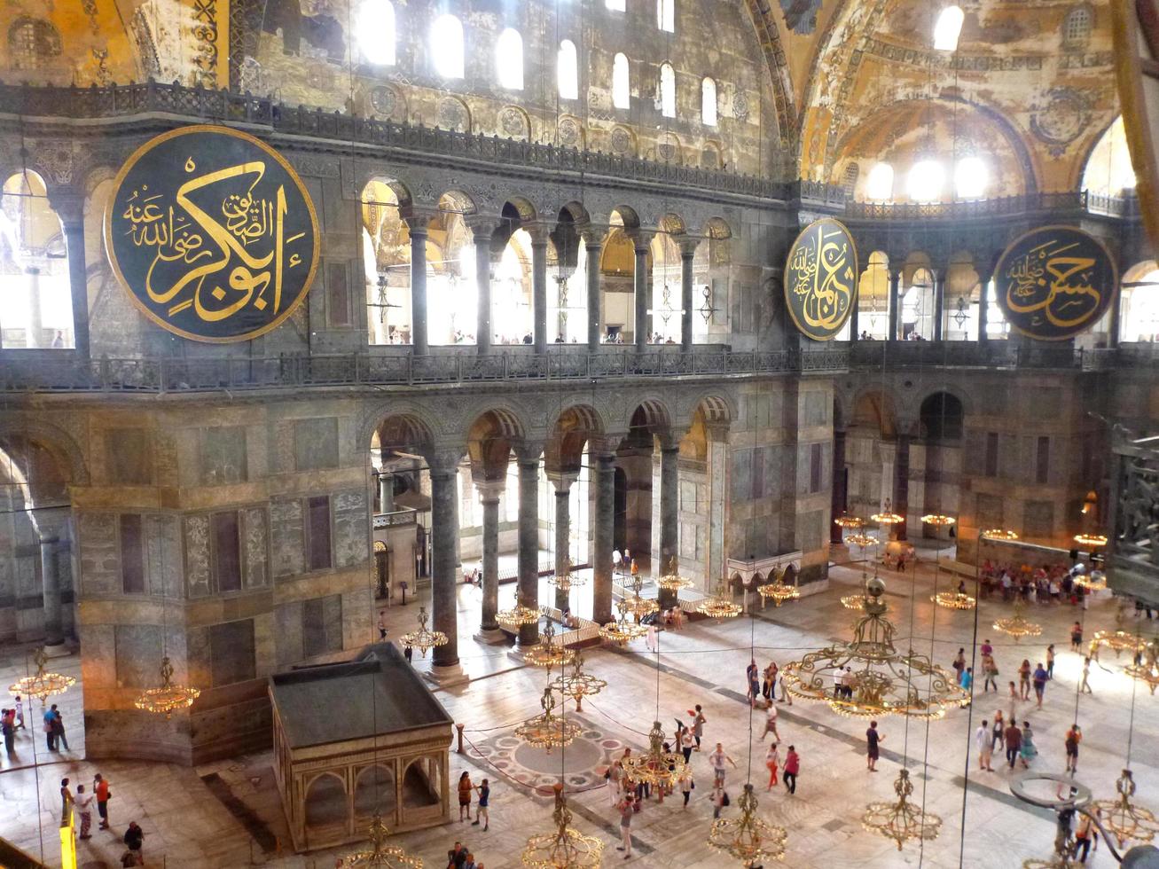 interior de santa sofía en el interior. Vista superior desde el balcón. antiguo templo en estambul. pavo. foto