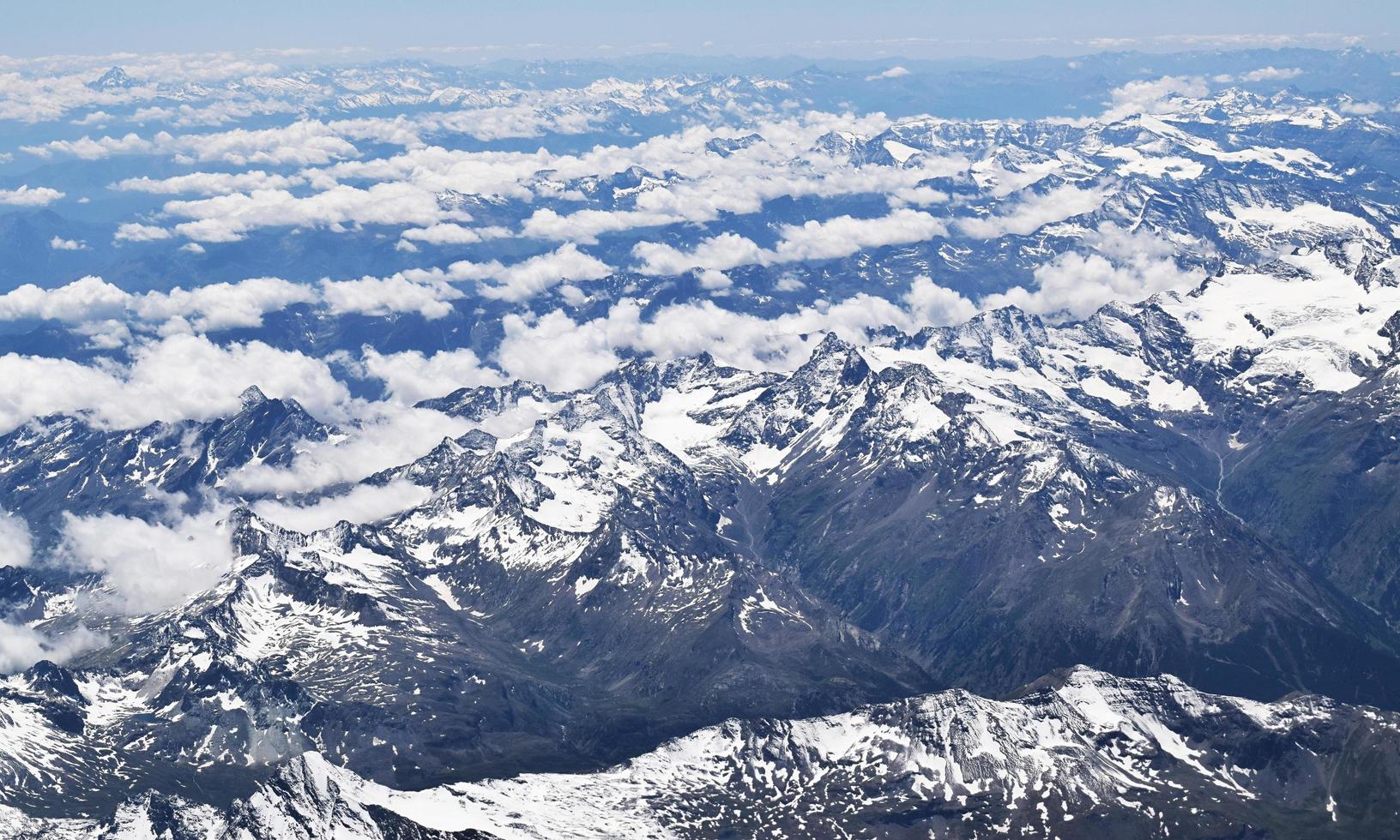 montañas glaciares durante el día foto