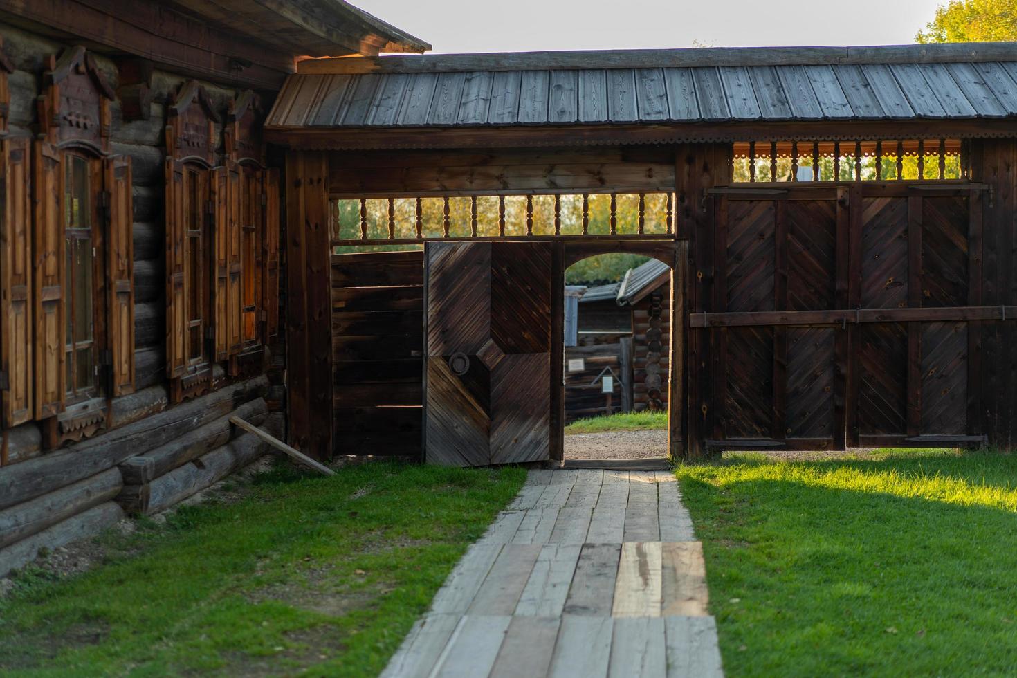 cabañas de troncos y edificios en taltsy, irkutsk foto