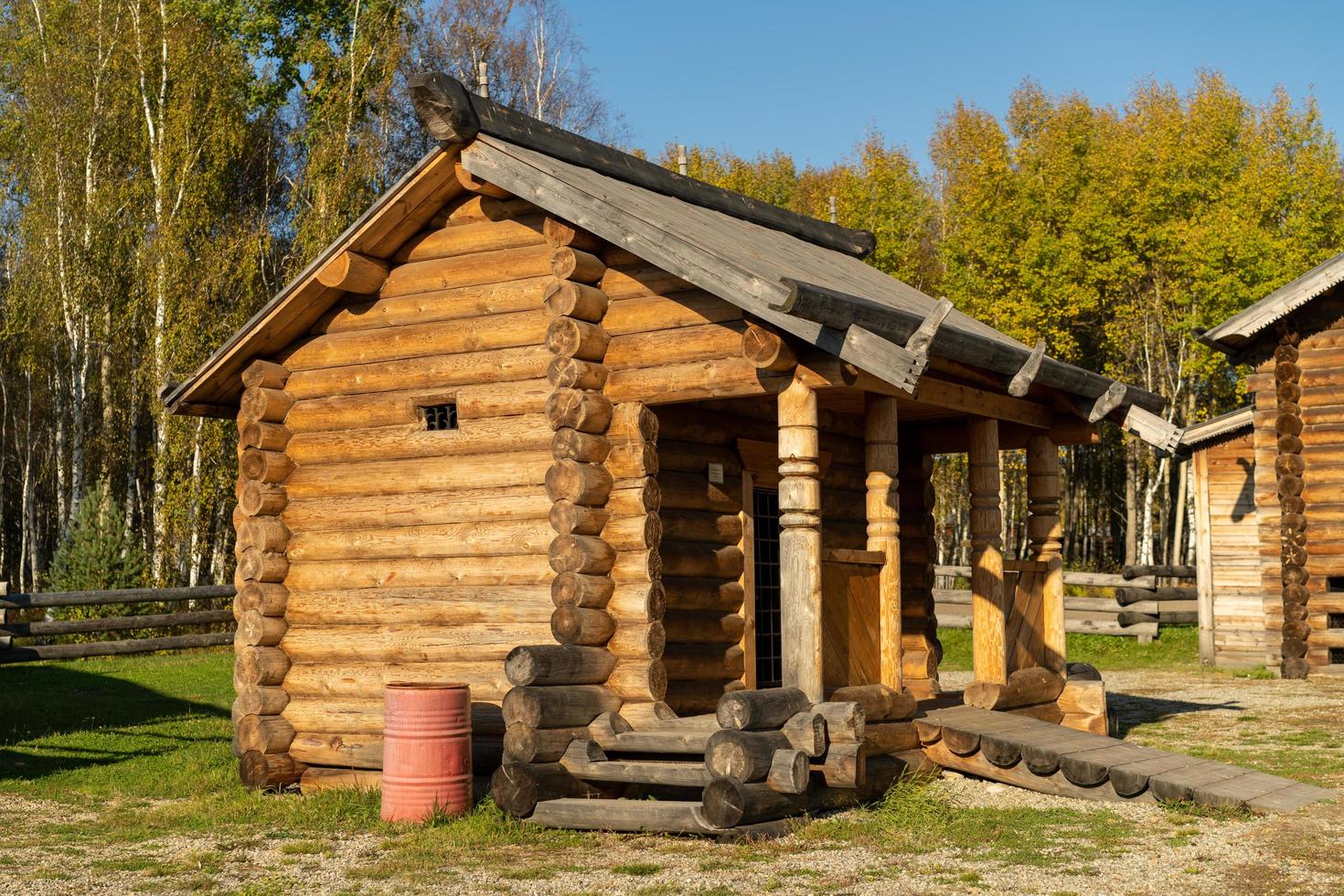 cabañas de troncos y edificios en taltsy, irkutsk foto