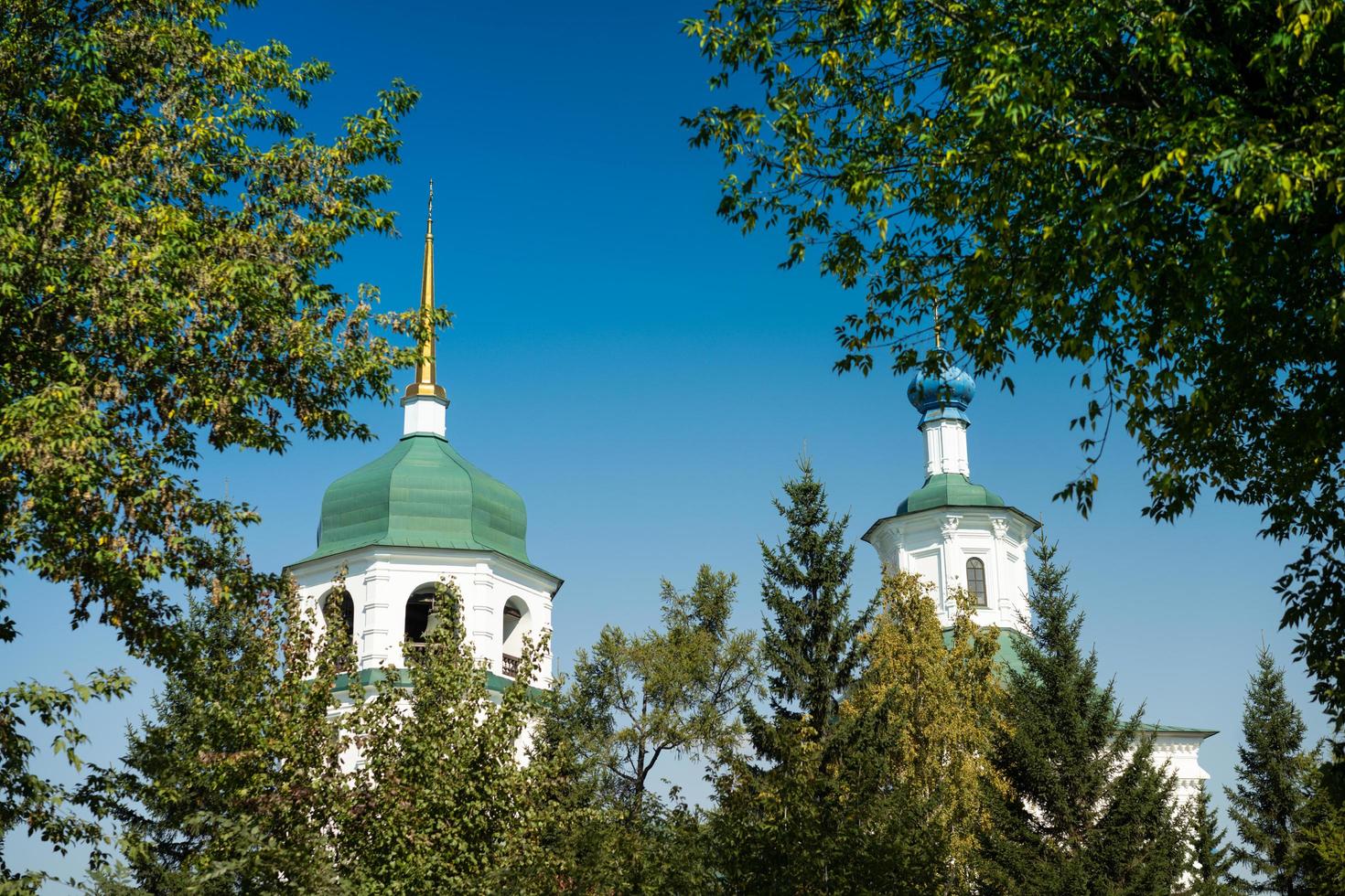 Paisaje con una vista del monasterio znamensky con un cielo azul claro en Irkutsk, Rusia foto