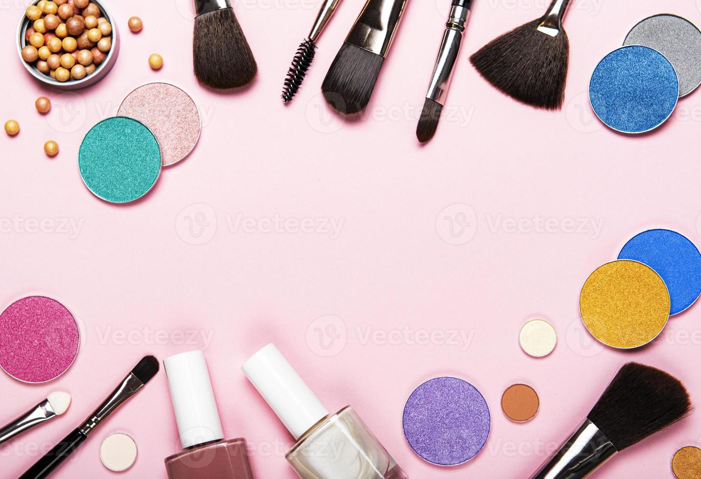 marco de maquillaje sobre un fondo rosa foto