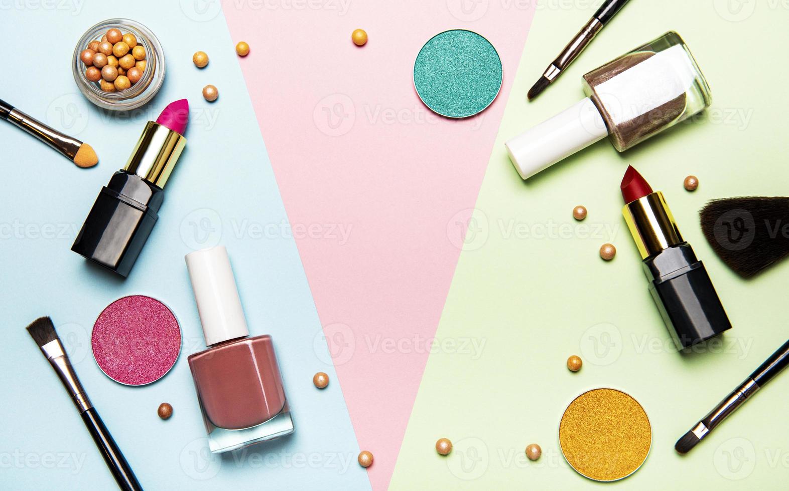 cosméticos sobre un fondo multicolor. foto