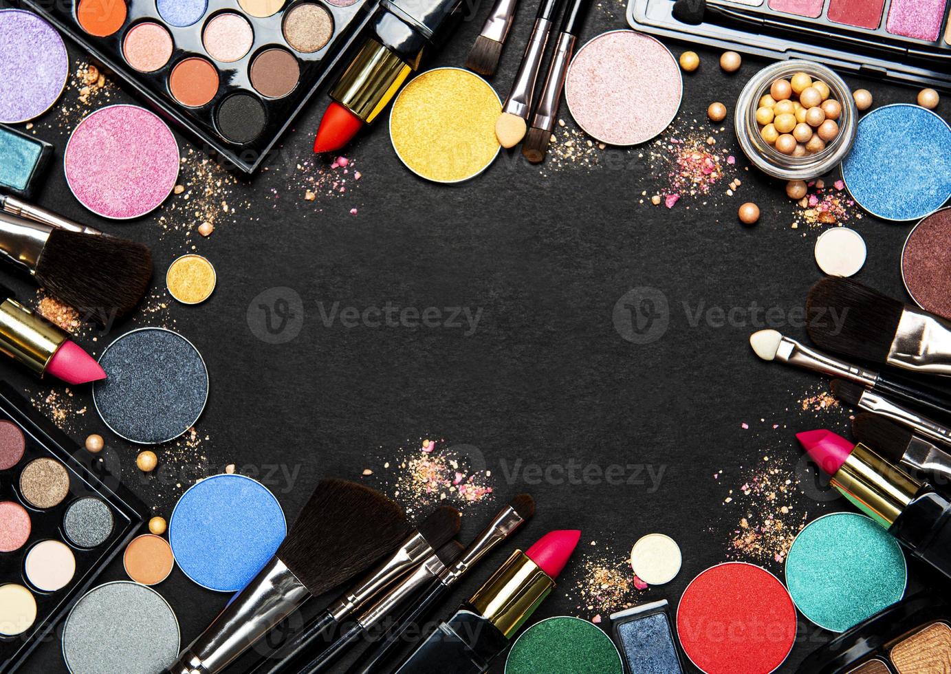 marco de maquillaje sobre un fondo negro 2288059 Foto de stock en Vecteezy