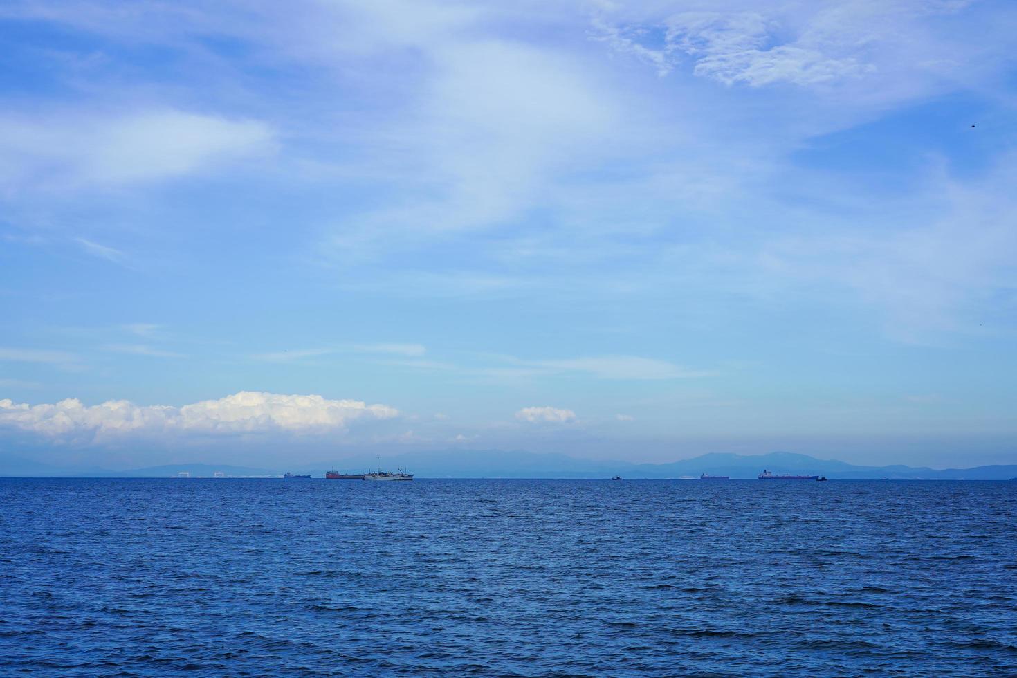 cielo azul nublado sobre un cuerpo de agua foto