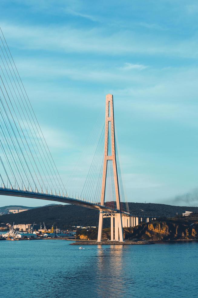 Puente russky con un cielo azul nublado en Vladivostok, Rusia foto