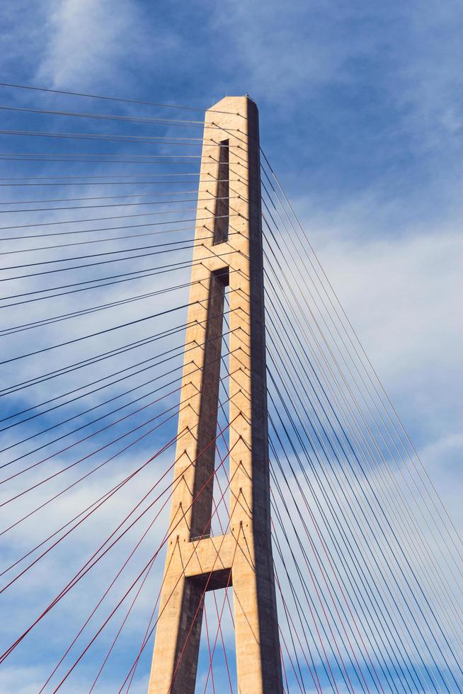 Puente russky con un cielo azul nublado en Vladivostok, Rusia foto