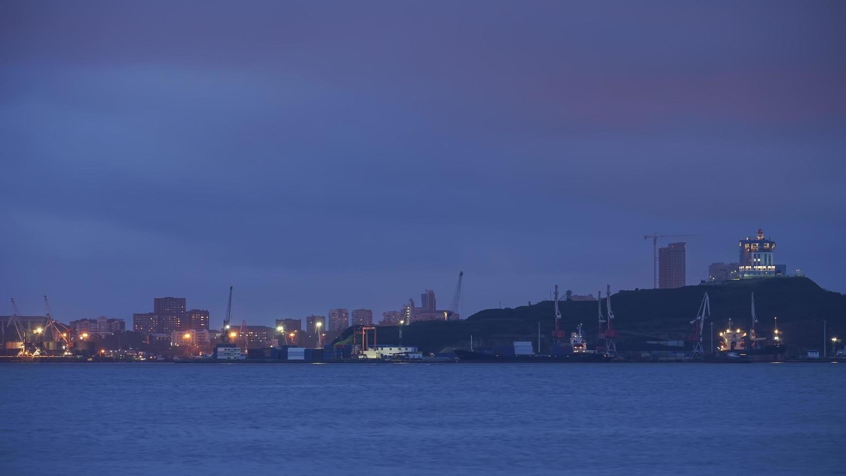 Seascape con barcos en un puerto por la noche en Vladivostok, Rusia foto