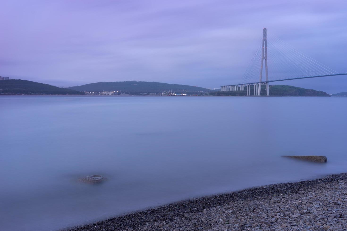 Puente russky y cuerpo de agua en Vladivostok, Rusia foto