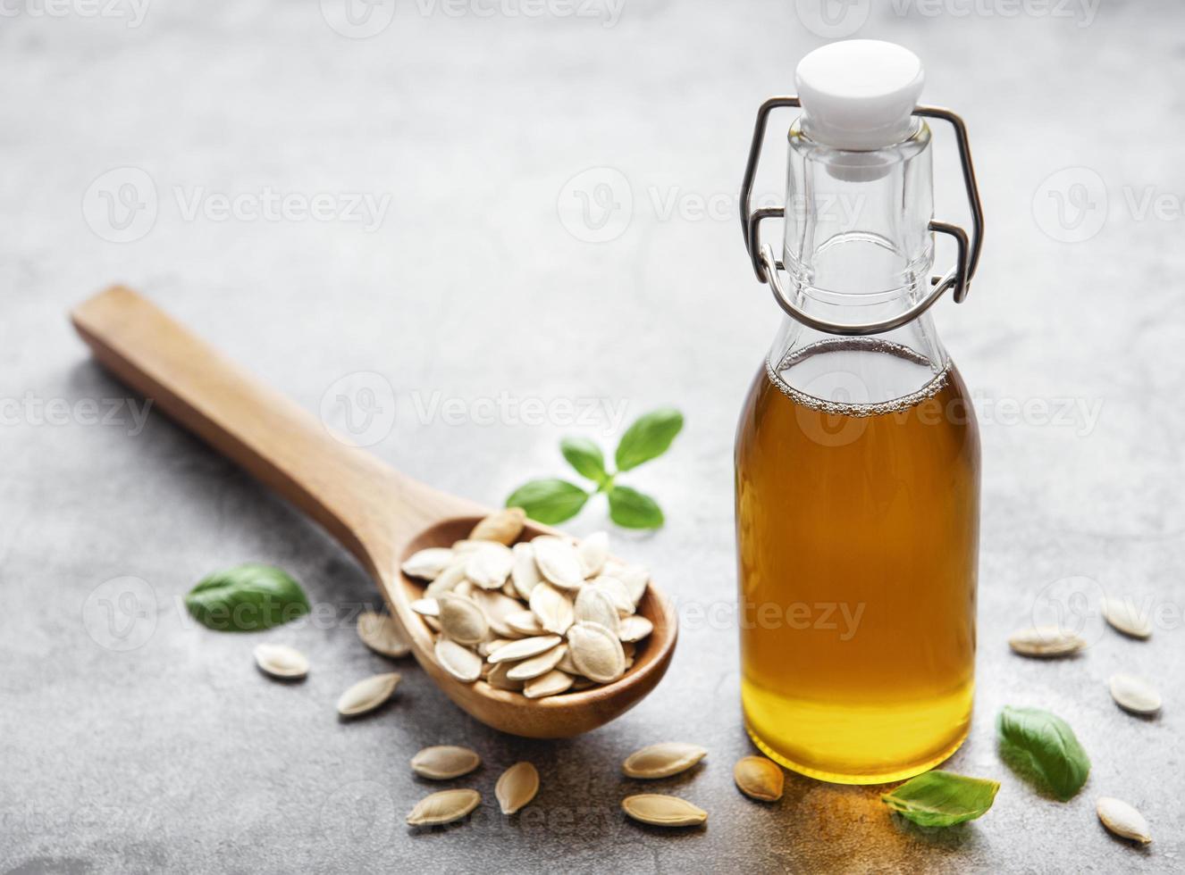 aceite de semilla de calabaza con semillas foto