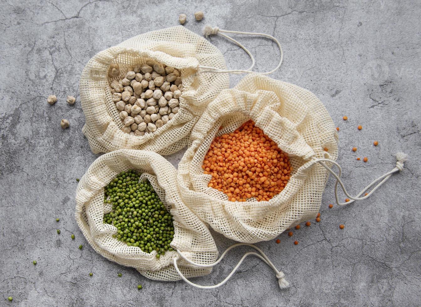 bolsas ecológicas con diferentes tipos de legumbres foto