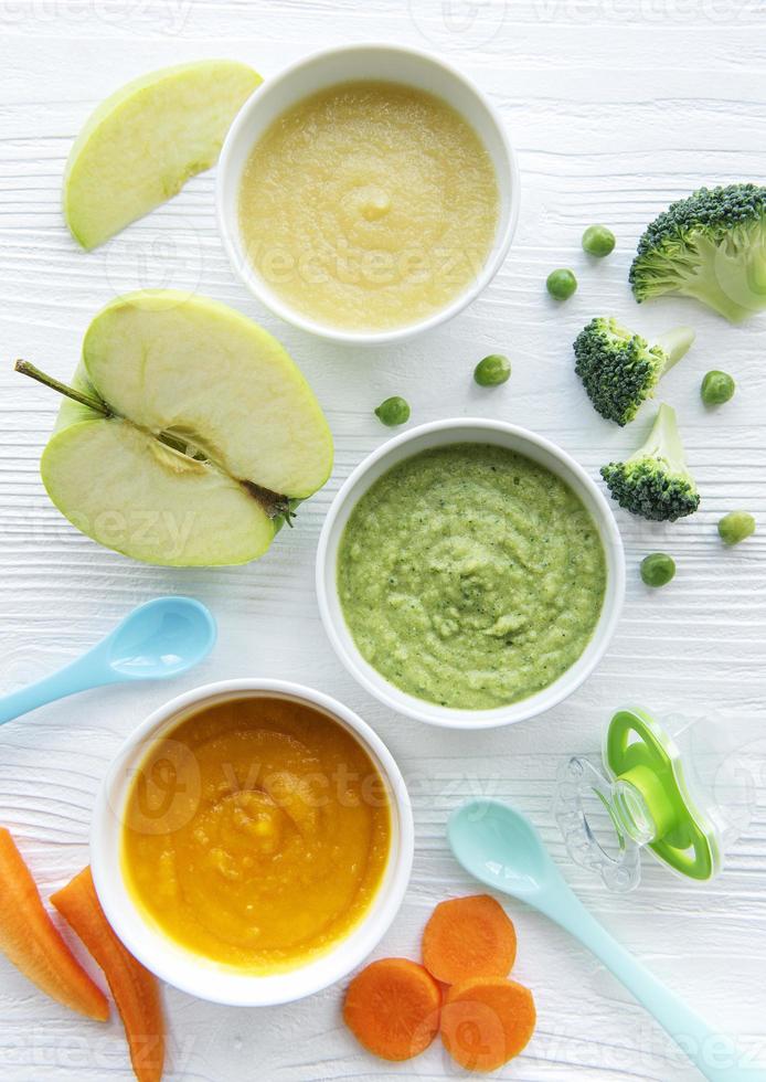 purés de verduras con fruta fresca foto