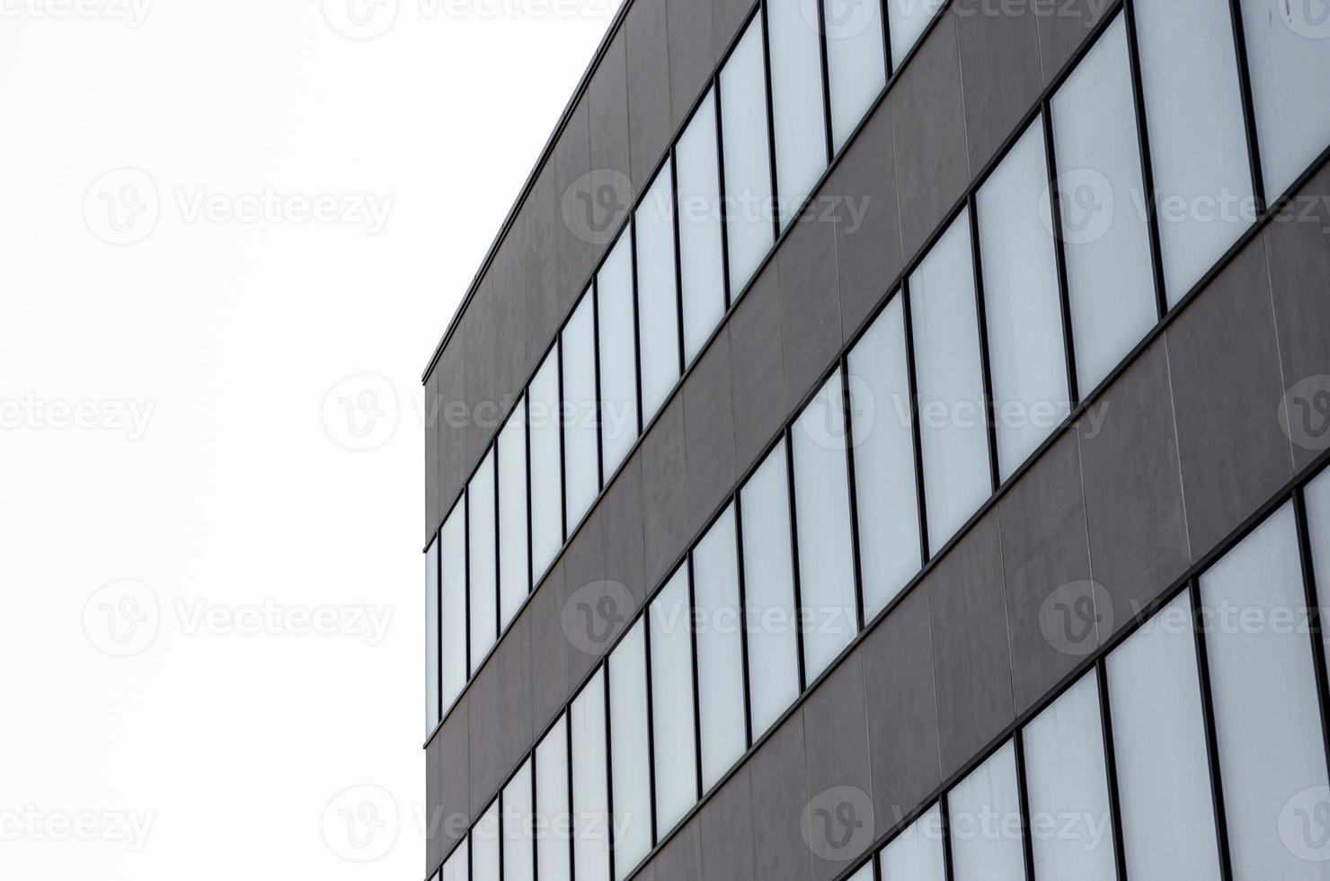 Muchas ventanas vacías de un edificio de hormigón gris. foto
