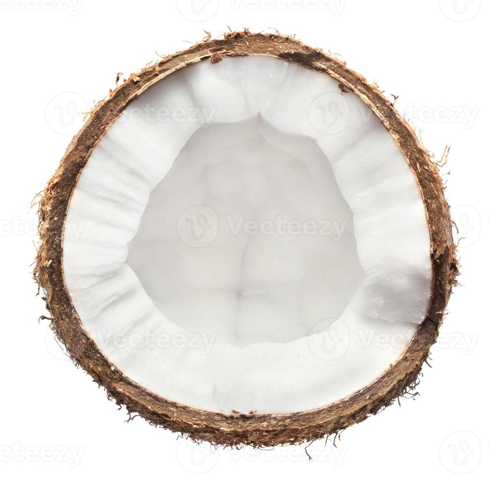 La mitad de coco peludo maduro aislado sobre fondo blanco. foto