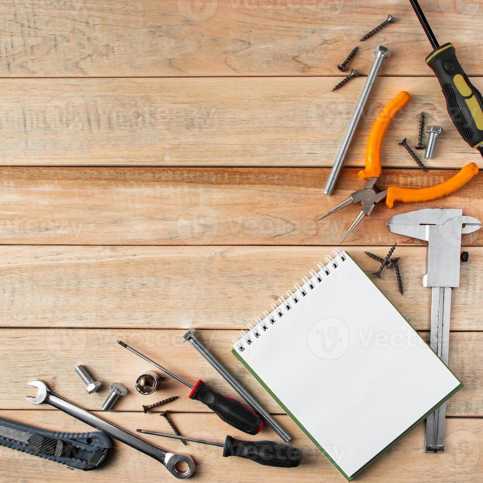 día internacional del padre. concepto de tarjeta de felicitación. conjunto de herramientas de construcción sobre un fondo de madera. foto