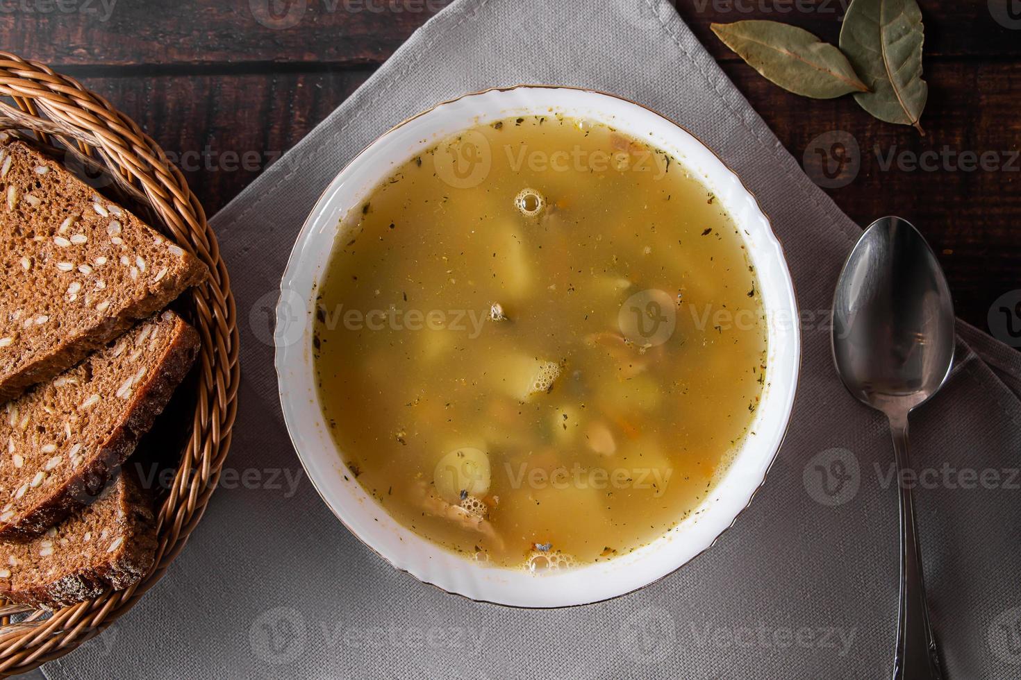sopa de pescado en un plato sobre un fondo marrón foto