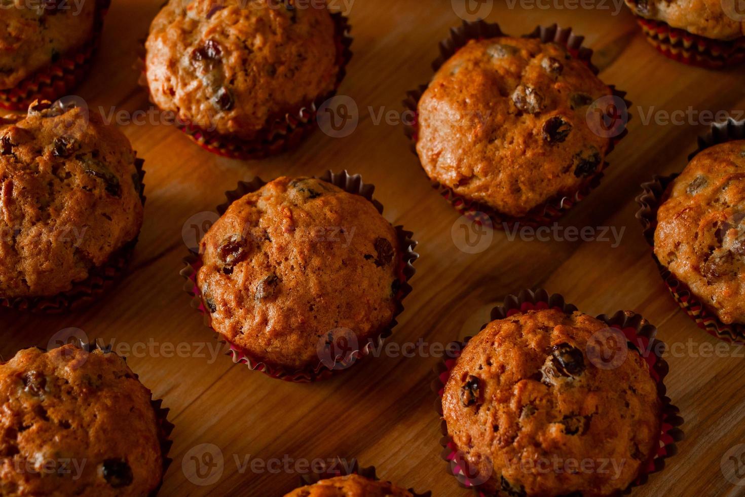 cupcakes caseros con pasas. pasteles tradicionales de otoño sobre un fondo de madera. foto