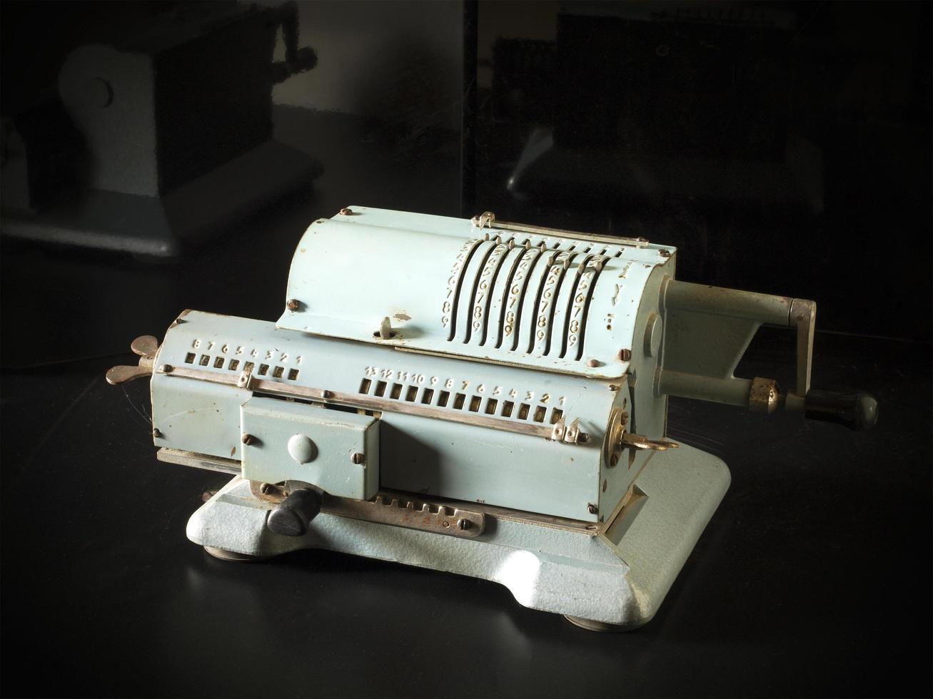 Calculadora mecánica soviética vintage. foto