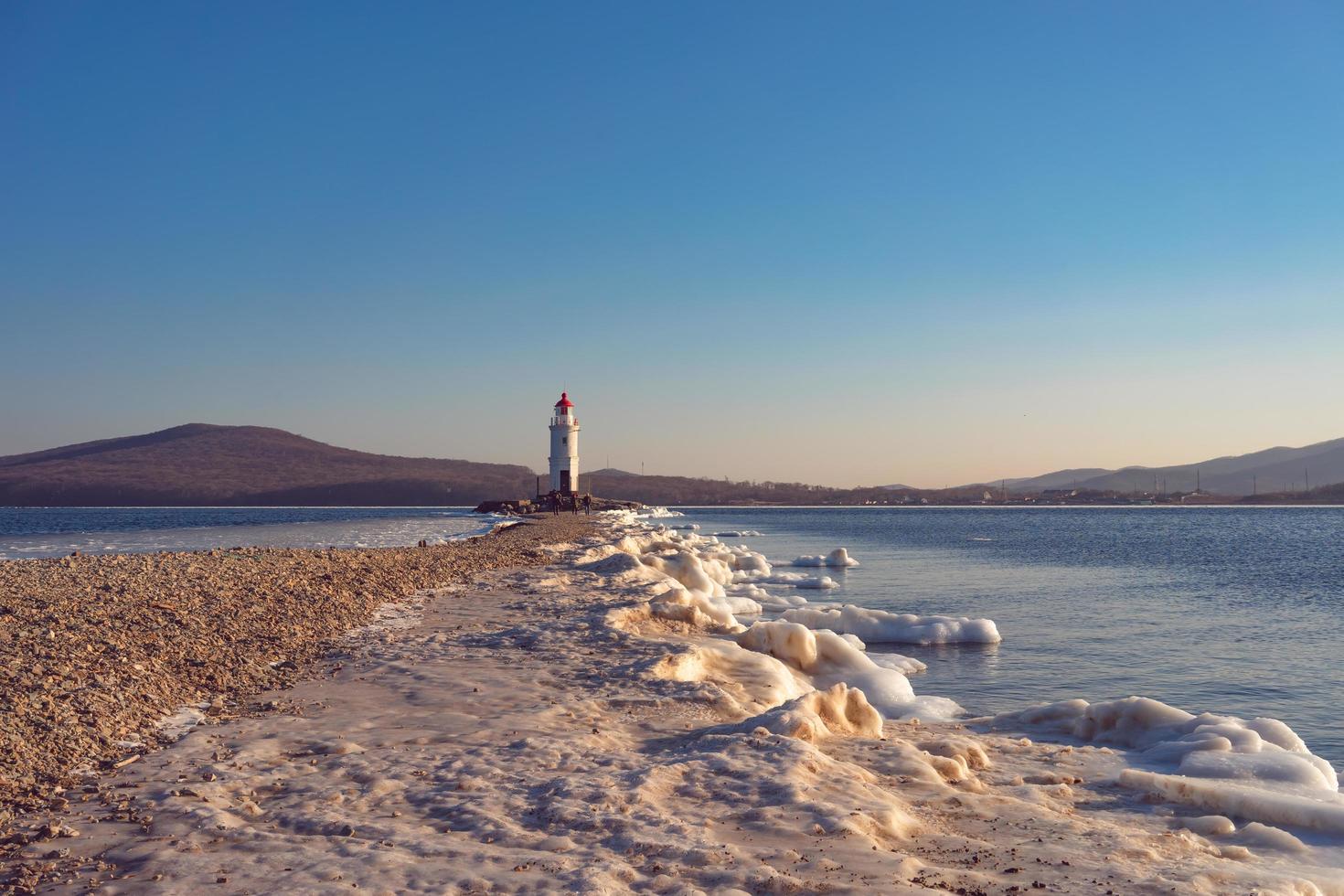 Paisaje marino del faro de Tokarev contra un cielo azul claro en Vladivostok, Rusia foto