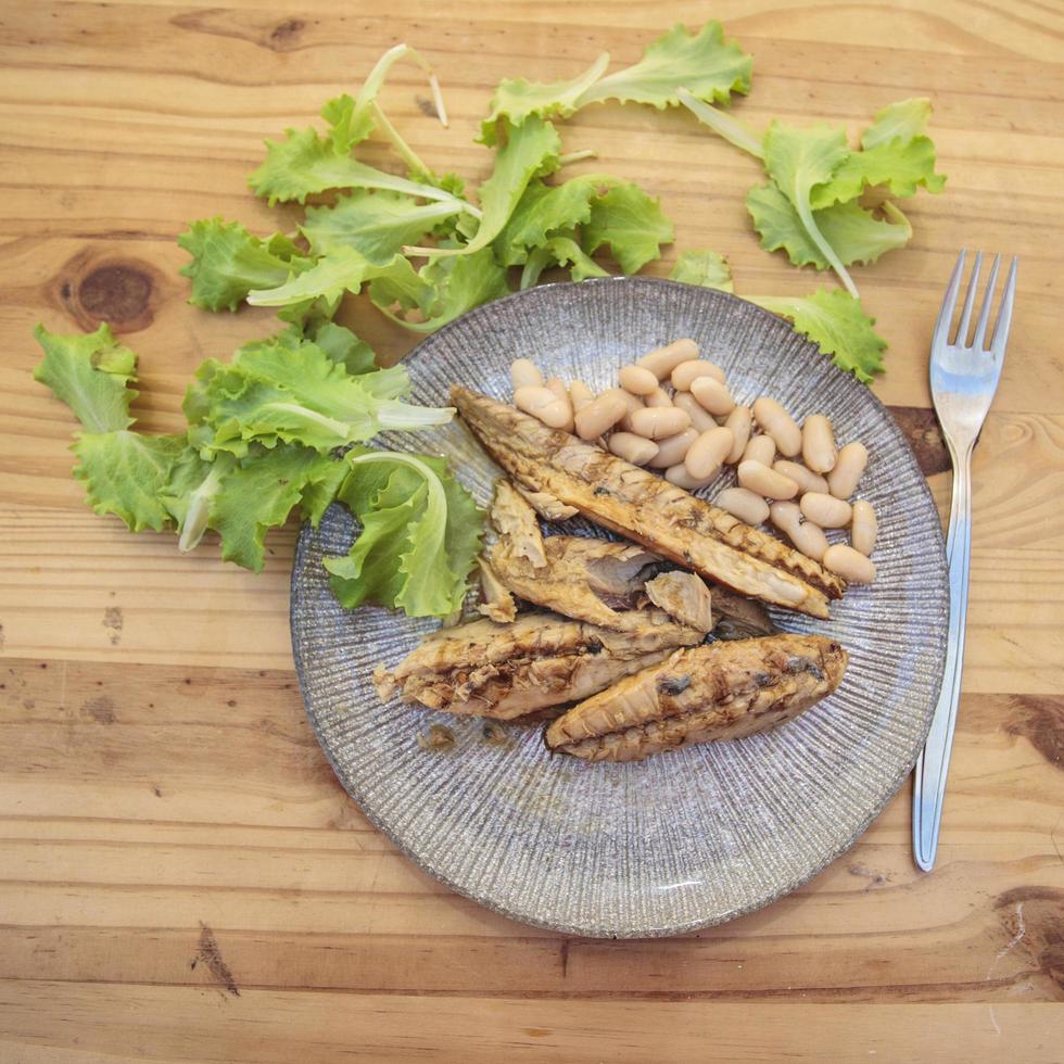 caballa a la plancha con ensalada y frijoles foto